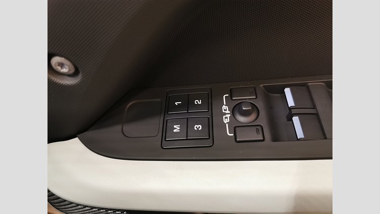 2023 認定中古車 Land Rover Defender 110 Gondwana Stone 3.0L　ディーゼルターボ XダイナミックSE　D300