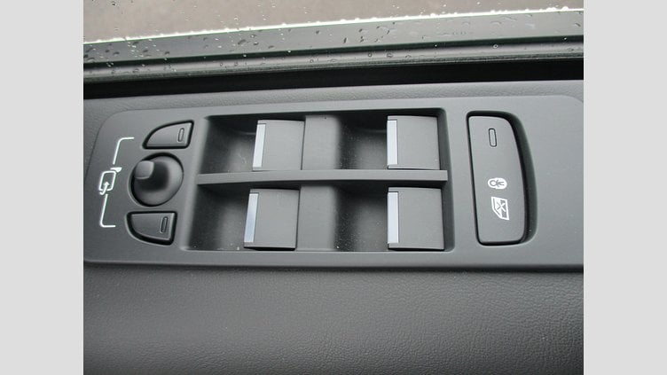 2024 認定中古車 Land Rover Discovery Sport Fuji White PHEV Dynamic HSE