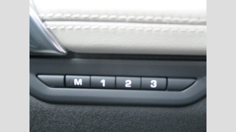 2024 認定中古車 Land Rover Discovery Sport Fuji White PHEV Dynamic HSE