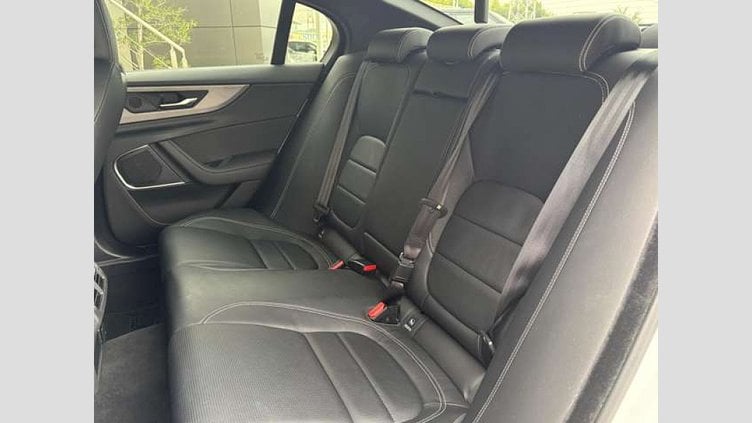 2021 認定中古車 Jaguar XE Yulong White 2.0L P250  RダイナミックSE