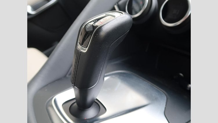 2018 認定中古車 Jaguar E-Pace Yulong White ガソリン Ｓ ２５０ＰＳ