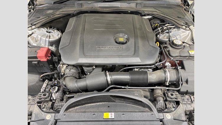 2019 認定中古車 Jaguar XE Indus Silver 204DT　４WD プレステージ