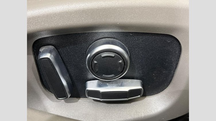 2019 認定中古車 Jaguar XE Indus Silver 204DT　４WD プレステージ