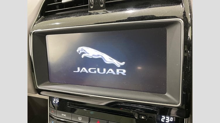 2019 認定中古車 Jaguar XE Indus Silver 204DT　４WD プレステージ