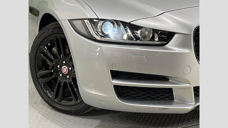 2019 認定中古車 Jaguar XE Indus Silver 204DT　４WD プレステージ