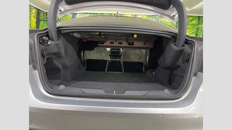 2019 認定中古車 Jaguar XE Indus Silver 204DT　４WD プレステージ