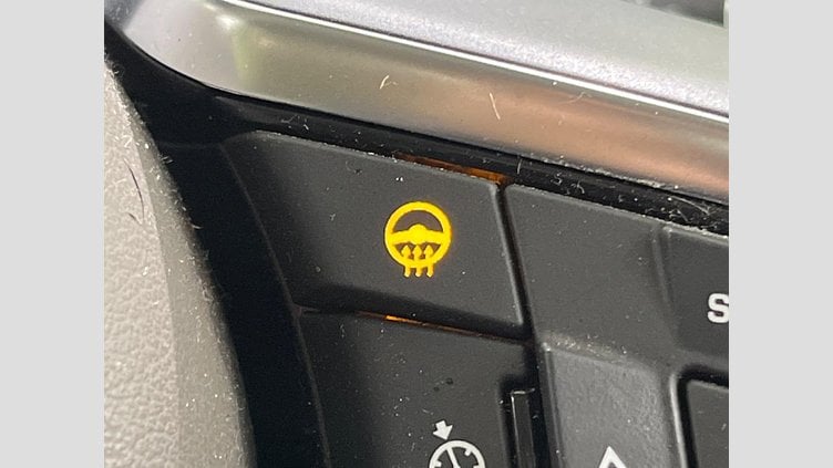 2019 認定中古車 Jaguar XE Indus Silver 204DT　４WD プレステージ