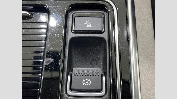 2019 認定中古車 Jaguar XE Indus Silver 204DT　４WD プレステージ