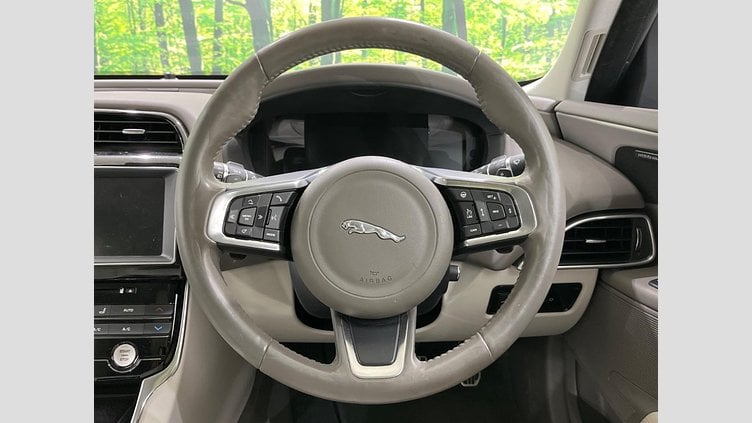 2019 認定中古車 Jaguar XE Indus Silver 204DT　４WD プレステージ