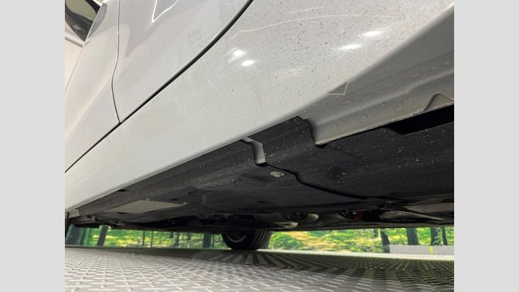 2019 認定中古車 Jaguar XE Indus Silver 204DT　４WD プレステージ