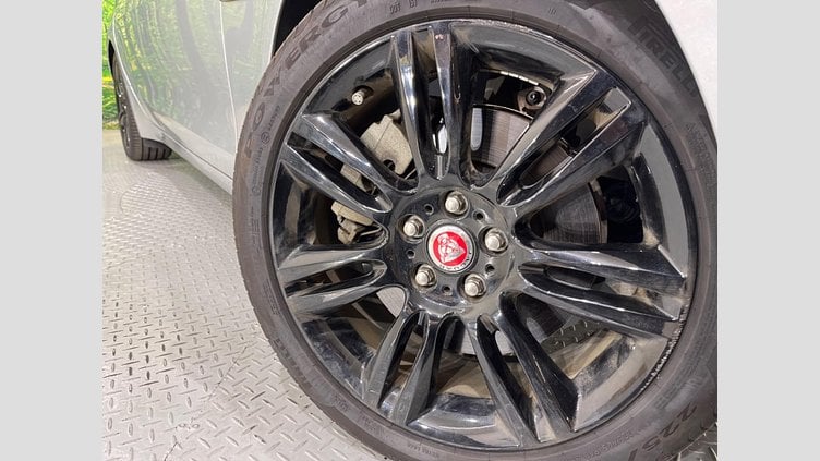 2019 認定中古車 Jaguar XE Indus Silver 204DT　４WD プレステージ