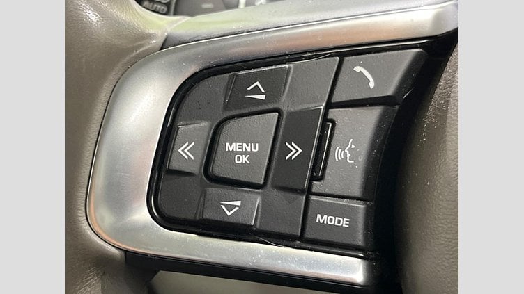 2019 認定中古車 Jaguar XE Indus Silver 204DT　４WD プレステージ