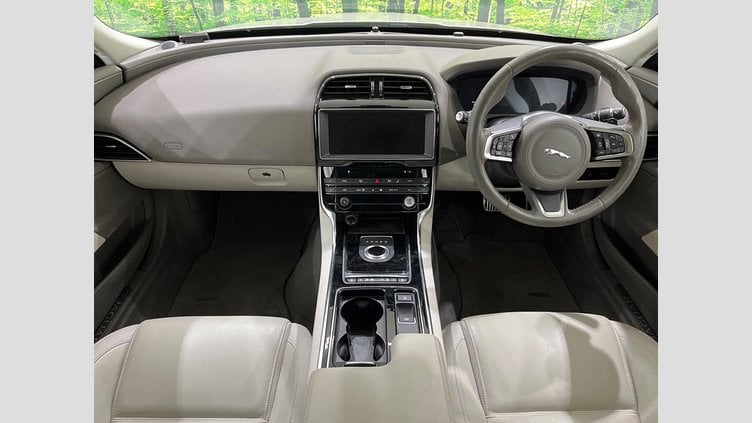 2019 認定中古車 Jaguar XE Indus Silver 204DT　４WD プレステージ