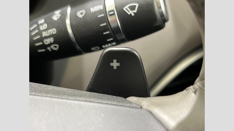 2019 認定中古車 Jaguar XE Indus Silver 204DT　４WD プレステージ