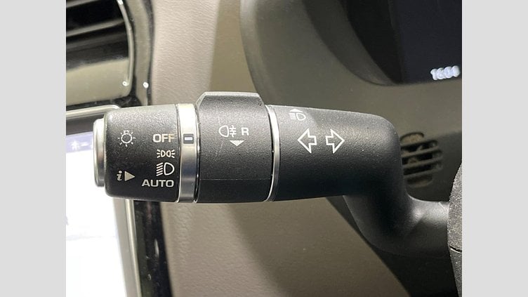 2019 認定中古車 Jaguar XE Indus Silver 204DT　４WD プレステージ