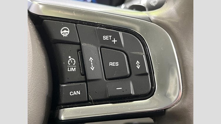 2019 認定中古車 Jaguar XE Indus Silver 204DT　４WD プレステージ