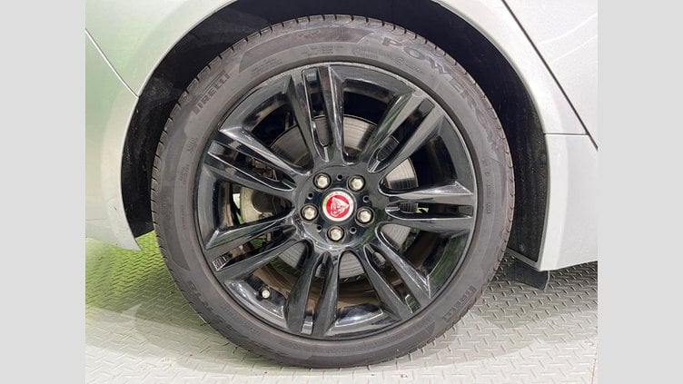 2019 認定中古車 Jaguar XE Indus Silver 204DT　４WD プレステージ