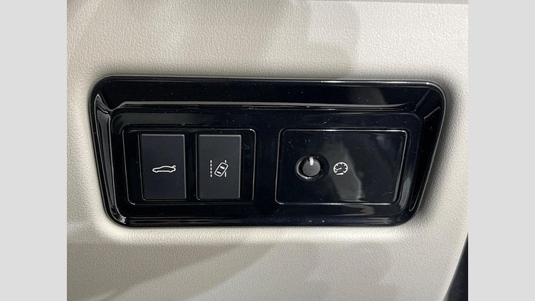 2019 認定中古車 Jaguar XE Indus Silver 204DT　４WD プレステージ