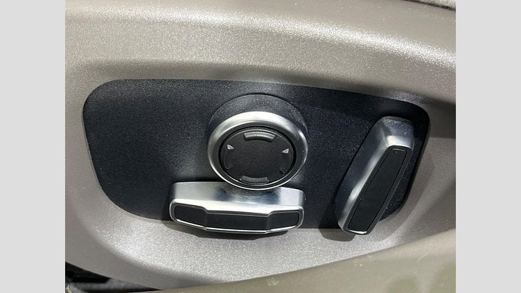 2019 認定中古車 Jaguar XE Indus Silver 204DT　４WD プレステージ