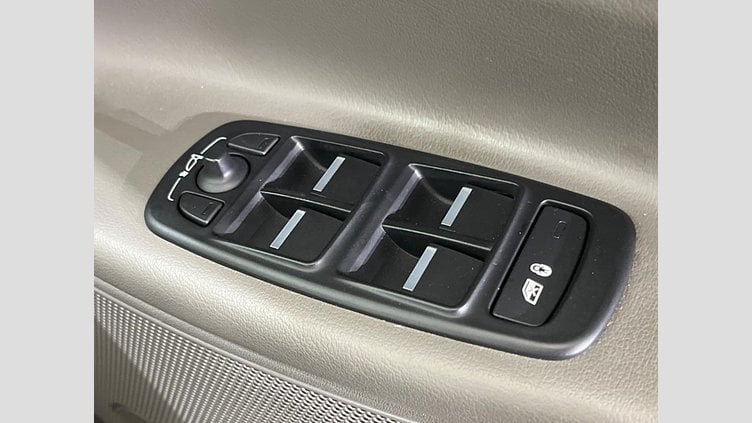 2019 認定中古車 Jaguar XE Indus Silver 204DT　４WD プレステージ