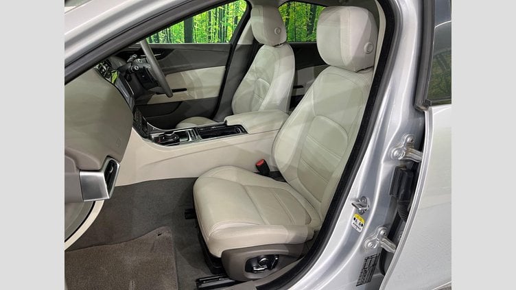 2019 認定中古車 Jaguar XE Indus Silver 204DT　４WD プレステージ