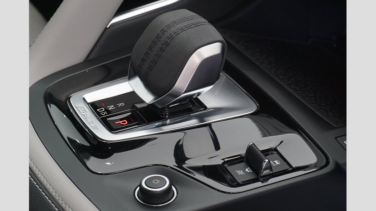 2022 認定中古車 Jaguar E-Pace ブルーファイﾔｰブルー P250 AWD（オートマチック） R-DYNAMIC SE