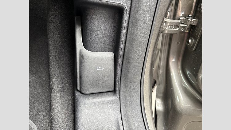 2024 認定中古車 Land Rover Discovery Sport シリコンシルバー D200マイルドハイブリッド（ディーゼル） S 