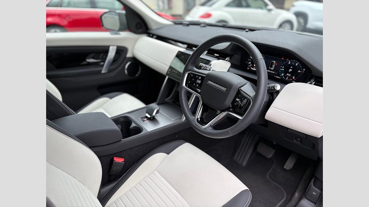 2024 認定中古車 Land Rover Discovery Sport シリコンシルバー D200マイルドハイブリッド（ディーゼル） S 