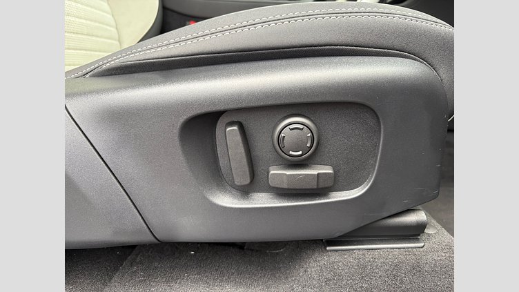 2024 認定中古車 Land Rover Discovery Sport シリコンシルバー D200マイルドハイブリッド（ディーゼル） S 