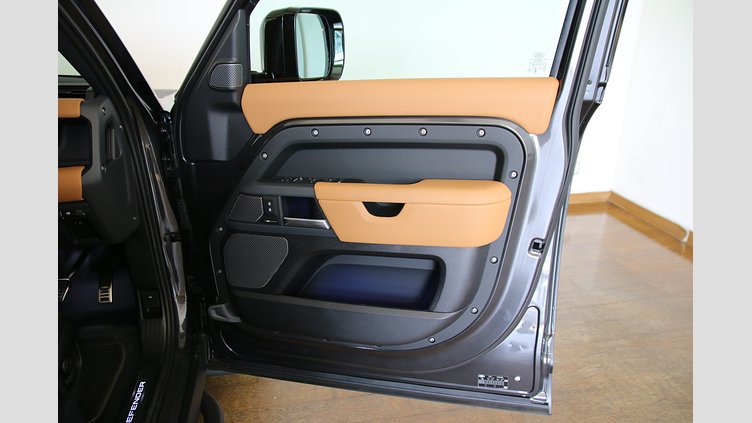 2024 認定中古車 Land Rover Defender 110 カルパチアングレイ D300 AWD（オートマチック） X-DYNAMIC HSE