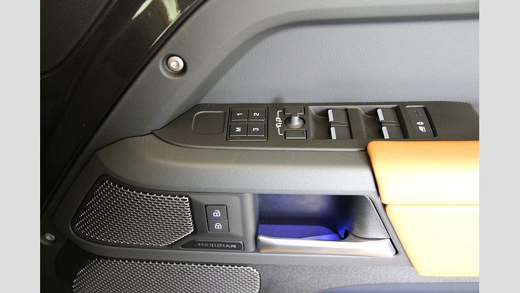 2024 認定中古車 Land Rover Defender 110 カルパチアングレイ D300 AWD（オートマチック） X-DYNAMIC HSE