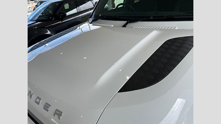 2024 認定中古車 Land Rover Defender 110 Fuji White P300　AWD SE