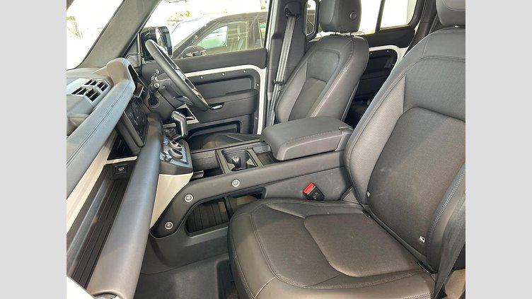 2024 認定中古車 Land Rover Defender 110 Fuji White P300　AWD SE