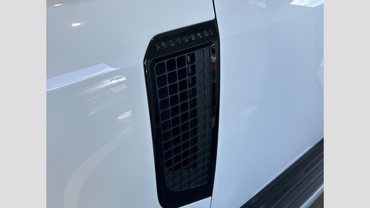 2024 認定中古車 Land Rover Defender 110 Fuji White P300　AWD SE