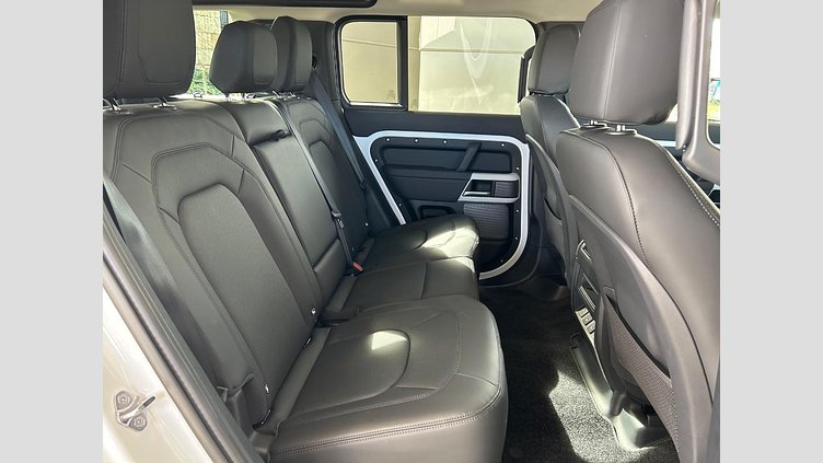 2024 認定中古車 Land Rover Defender 110 Fuji White P300　AWD SE