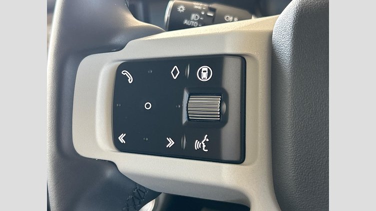 2024 認定中古車 Land Rover Defender 110 Fuji White P300　AWD SE