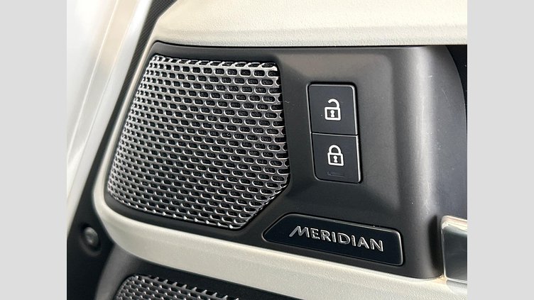 2024 認定中古車 Land Rover Defender 110 Fuji White P300　AWD SE