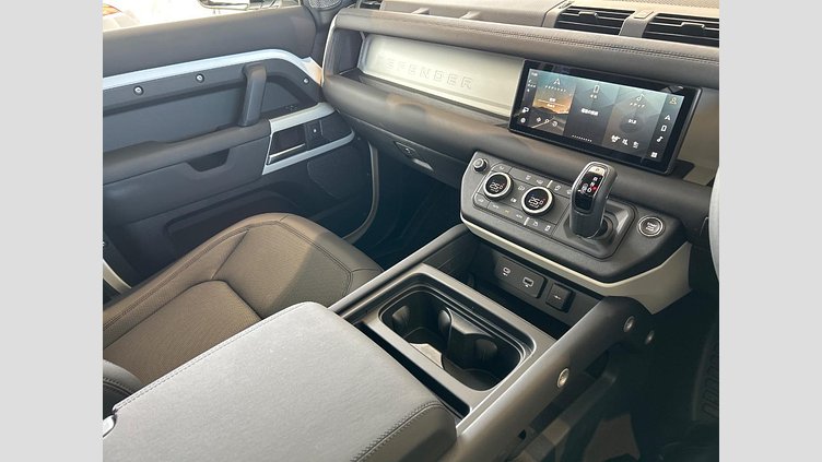 2024 認定中古車 Land Rover Defender 110 Fuji White P300　AWD SE