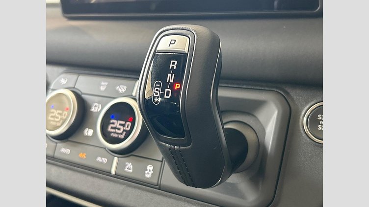 2024 認定中古車 Land Rover Defender 110 Fuji White P300　AWD SE