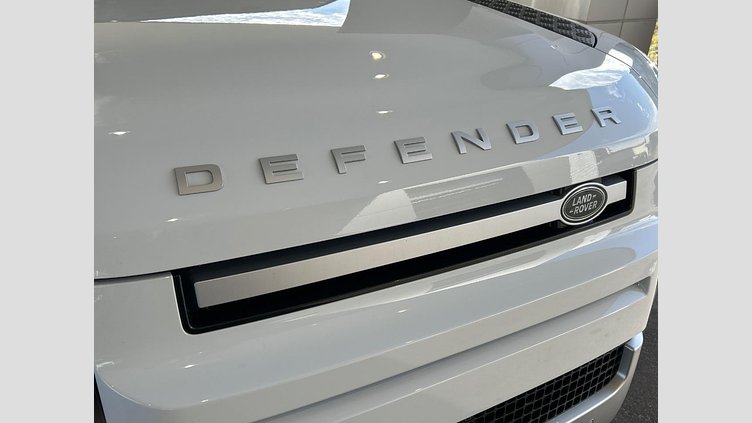 2024 認定中古車 Land Rover Defender 110 Fuji White P300　AWD SE