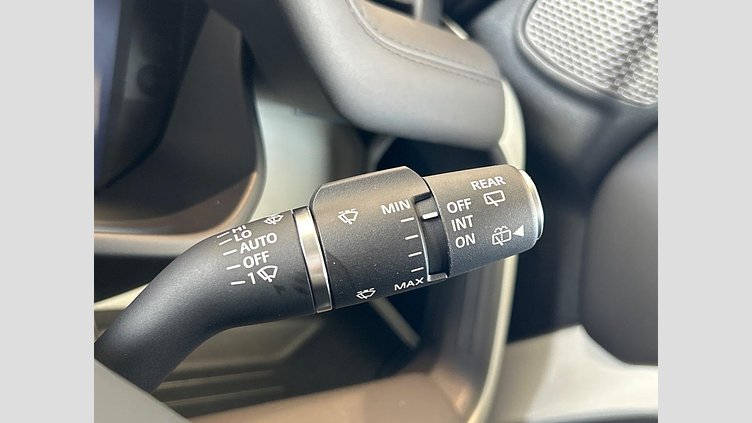 2024 認定中古車 Land Rover Defender 110 Fuji White P300　AWD SE