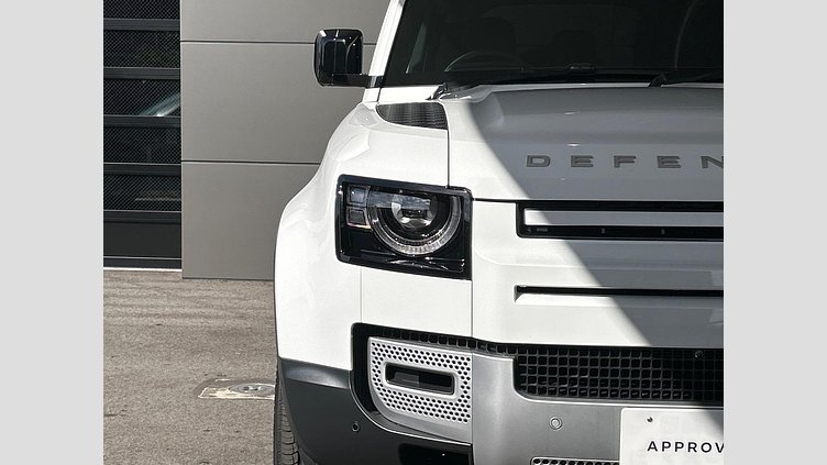 2024 認定中古車 Land Rover Defender 110 Fuji White P300　AWD SE