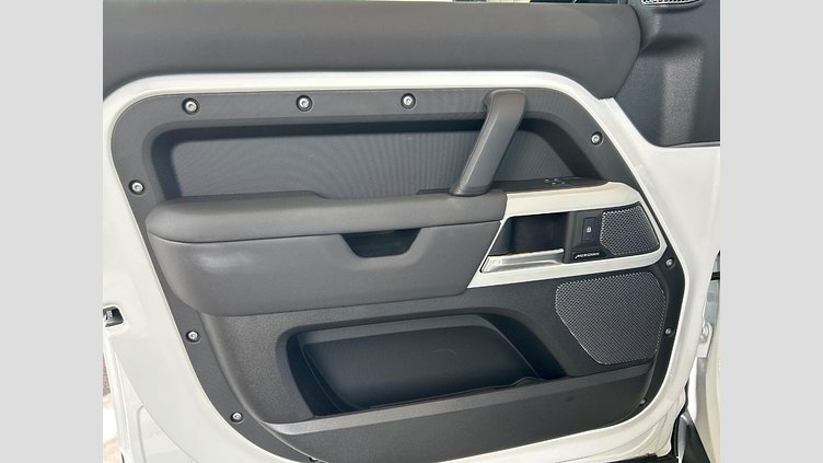 2024 認定中古車 Land Rover Defender 110 Fuji White P300　AWD SE