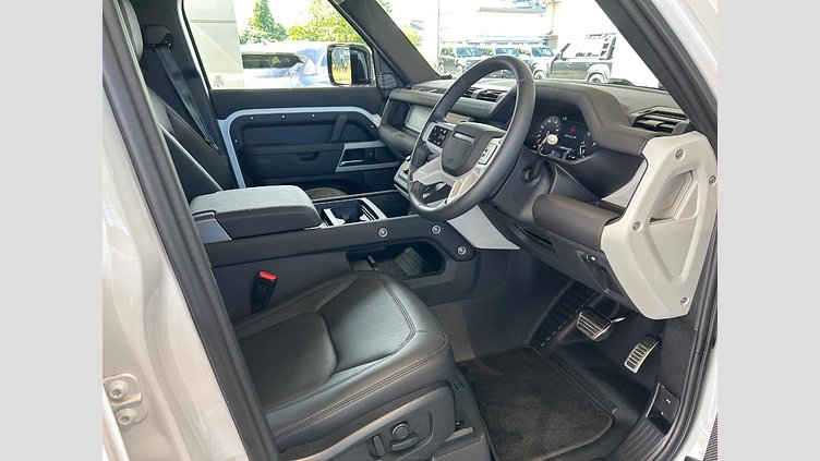 2024 認定中古車 Land Rover Defender 110 Fuji White P300　AWD SE