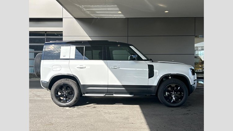 2024 認定中古車 Land Rover Defender 110 Fuji White P300　AWD SE