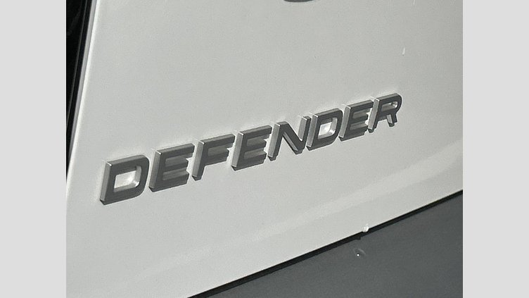 2024 認定中古車 Land Rover Defender 110 Fuji White P300　AWD SE