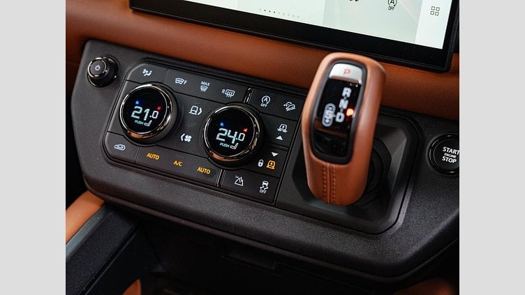 2025 認定中古車 Land Rover Defender 110 Charente Grey ガソリン １１０　ＯＣＴＡ　Ｖ８