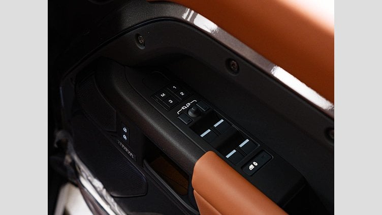 2025 認定中古車 Land Rover Defender 110 Charente Grey ガソリン １１０　ＯＣＴＡ　Ｖ８