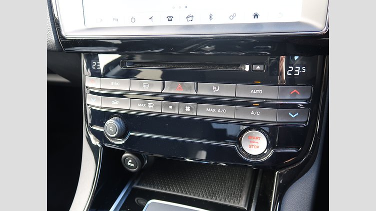 2017 認定中古車 Jaguar XE White D ピュア