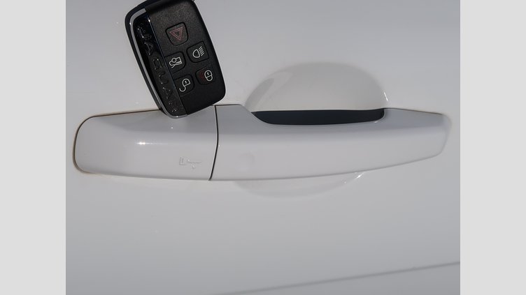 2017 認定中古車 Jaguar XE White D ピュア